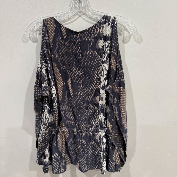 Express snakeskin cold shoulder duster top ❤️ - Picture 5 of 8